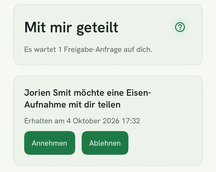 Eine Freigabe-Anfrage mit den Schaltflächen Annehmen und Ablehnen